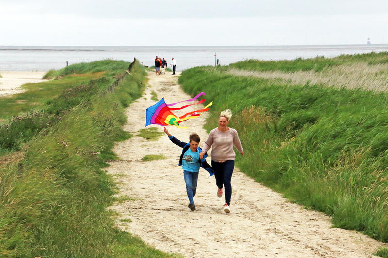 s:35:"Drachensteigen an der Nordseeküste";