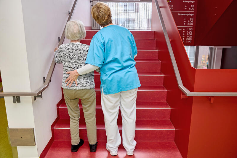 s:35:"Ein Treppenhaus in einem Pflegeheim";