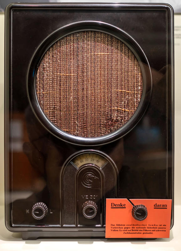 s:73:""Volksempfänger" VE 301, 1933-38, mit Warnung "Denke dran" (Feindsender)";