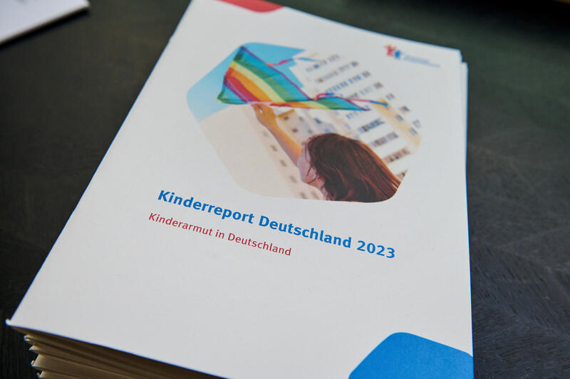 s:36:"Thema Kinderarmut: Kinderreport 2023";