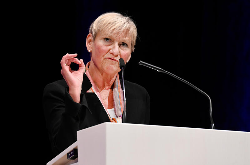 s:100:"Hamburger Bischöfin Kirsten Fehrs ist bis zu den Neuwahlen 2024 kommissarische EKD-Ratsvorsitzende.";