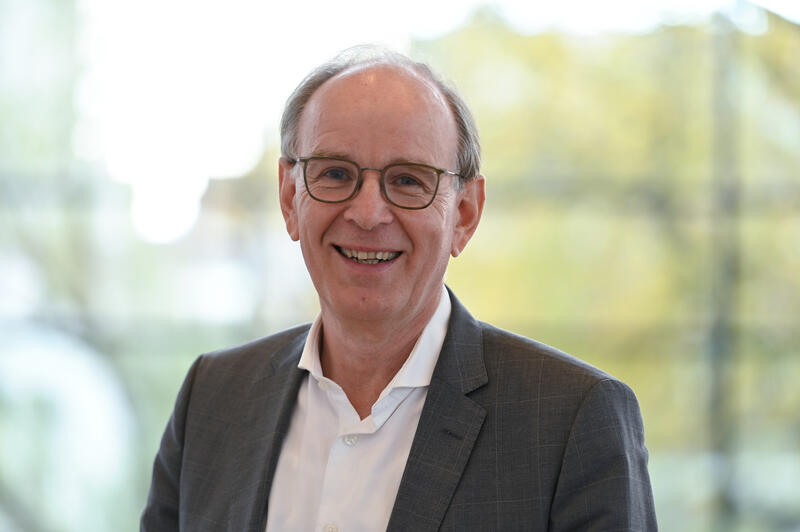s:65:"Bischof Meister ruft Christen zum Einsatz für die Demokratie auf";
