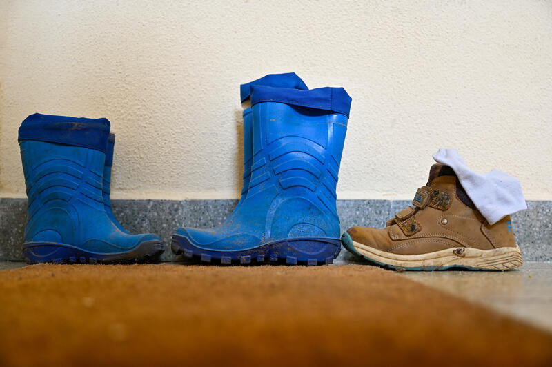 s:40:"Kinderschuhe im Treppenhaus (Themenfoto)";