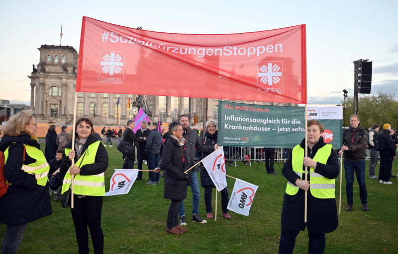 s:61:"Spitzenverbände der Wohlfahrt demonstrieren gegen Kürzungen";