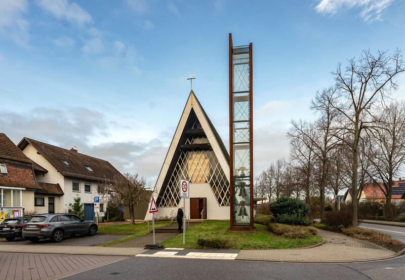 s:83:"Auf den Kopf gestellter Glockenturm der evangelischen Matthäusgemeinde in Sinzheim";