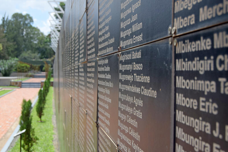 s:60:""Wall of Names" im Kigali Genocide Memorial in Ruanda (2023)";