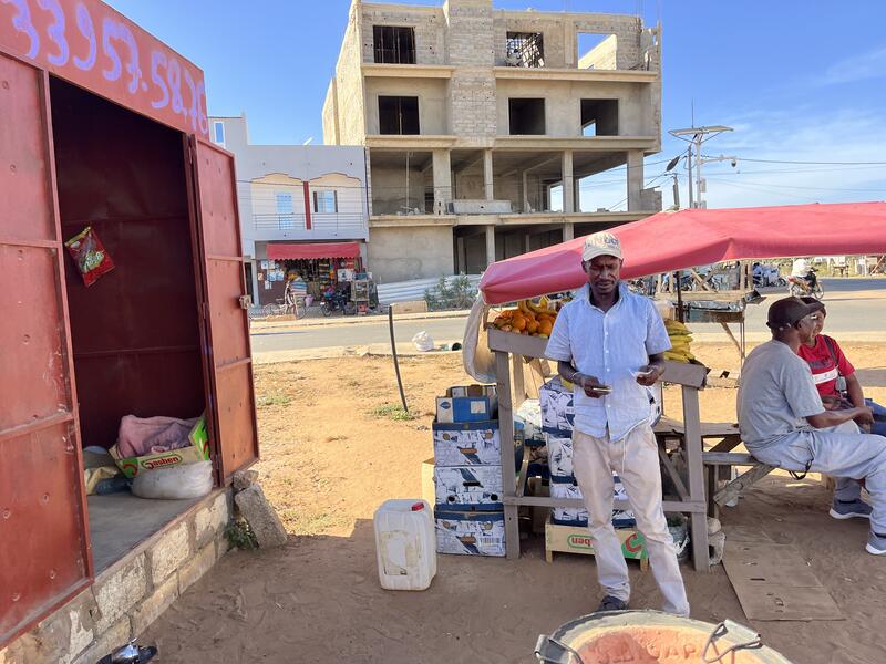 s:38:"Straßenhändler aus Guinea im Senegal";