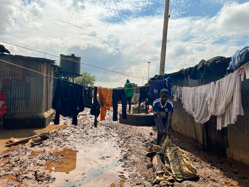 s:68:"Aufräumarbeiten nach der Überschwemmung im Slum Mathare in Nairobi";