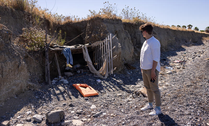 s:81:"EKD-Synodenpräses Heinrich am Unterschlupf eines Flüchtlings am Strand von Kos.";