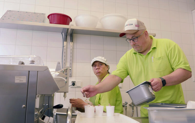 s:33:"Patrick Salomon in der Eismeierei";