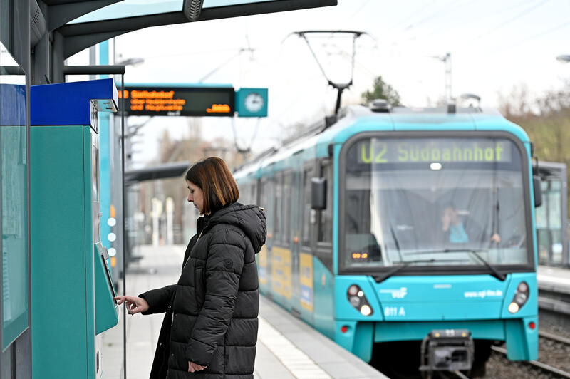 s:28:"Frau an einer U-Bahn-Station";