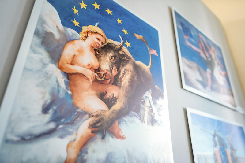 s:72:"EU-Kommissionspräsidentin Ursula von der Leyen als Europa mit dem Stier";
