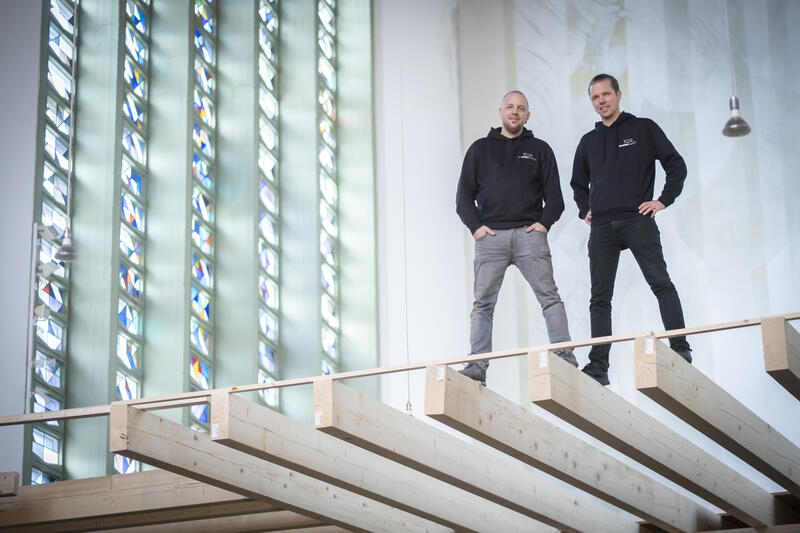 s:89:"Marco Koehler (l) und Marc Ihl, Initiatoren der Boulderchurch, posieren bei Umbauarbeiten";