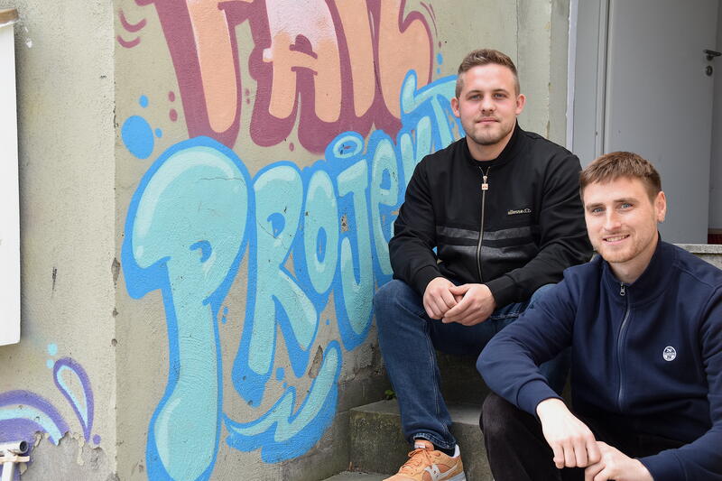 s:75:"Würzburger Fansozialarbeiter Jonathan Freudenberger (l.) und Johannes Bork";