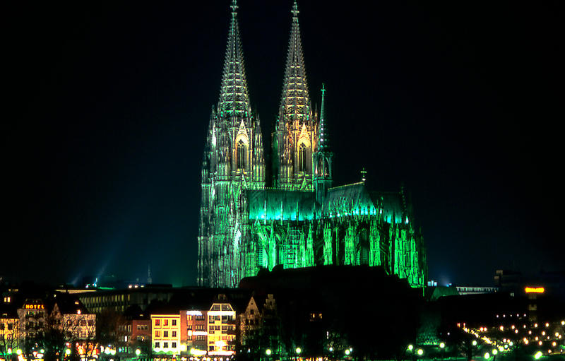 s:37:"Archivbild: Der Kölner Dom bei Nacht";