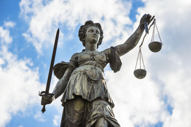 s:45:"Justitia auf dem Römerberg in Frankfurt a.M.";