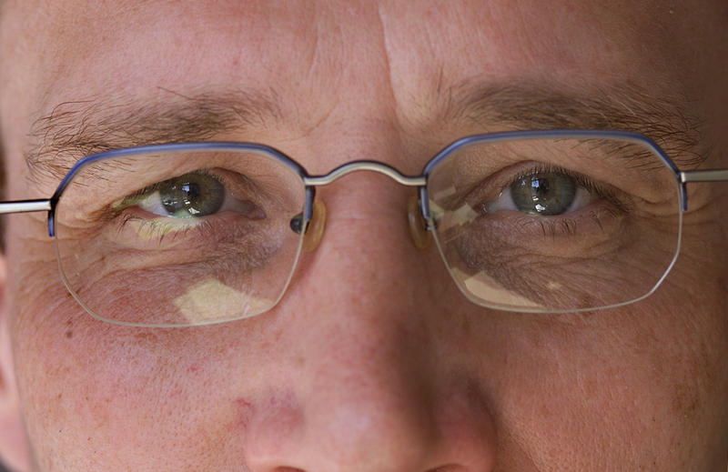 s:31:"Gesicht eines Mannes mit Brille";