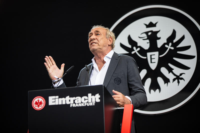 s:90:"Peter Fischer auf der Mitgliederversammlung von Eintracht Frankfurt (Foto vom 18.09.2021).";