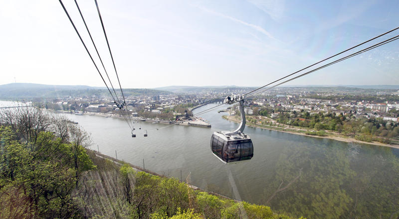 s:41:"Koblenz mit der Seilbahn über den Rhein.";
