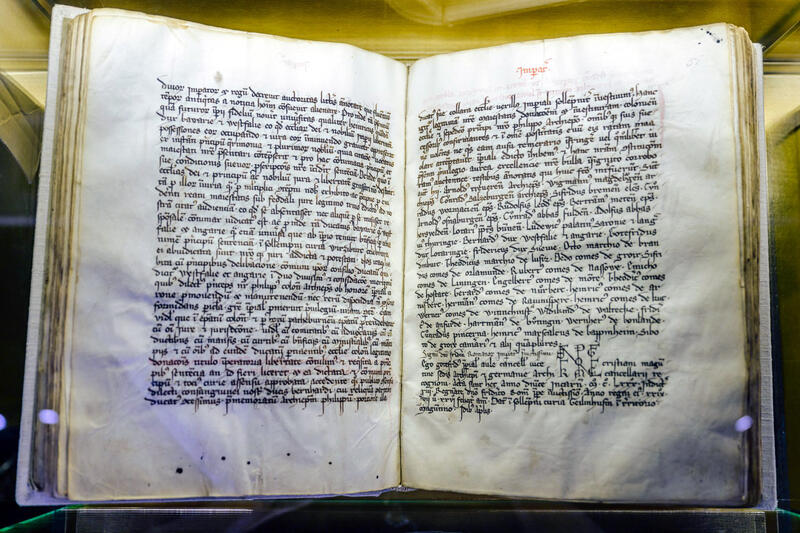 s:65:"Paderborner Ausstellung zur 1.250-jährigen Geschichte Westfalens";