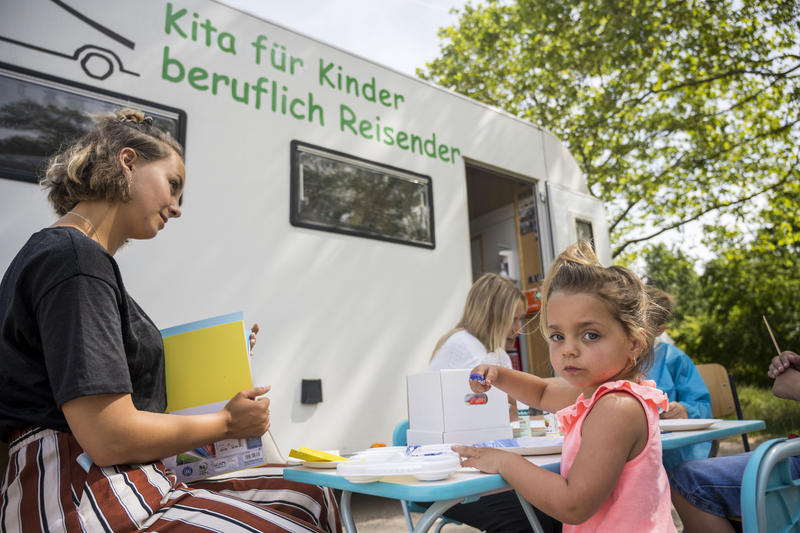 s:117:"Die "rollende Kita" für Kinder von beruflich reisenden Familien, finanziert unter anderem von der EVIM Bildung gGmbH";