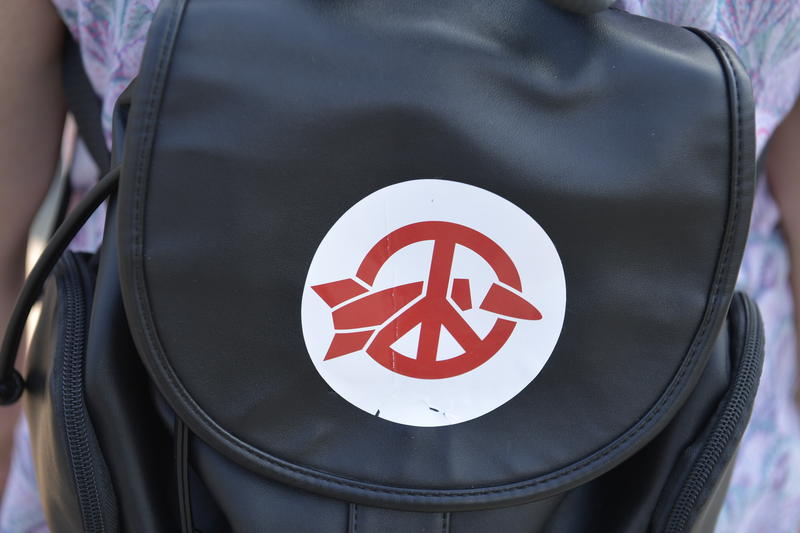 s:46:"Rucksack mit Sticker für ein Atomwaffenverbot";