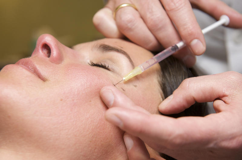 s:42:"Eine Patientin lässt sich Botox spritzen.";