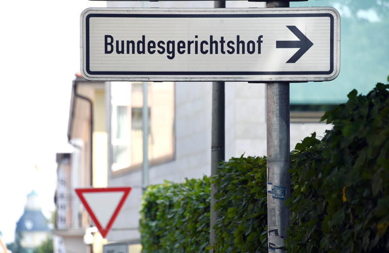s:54:"Hinweisschild zum Bundesgerichtshof (BGH) in Karlsruhe";