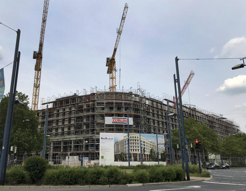 s:76:"Baustelle eines Gebäudes mit Geschäften und Wohnungen in Offenbach am Main";