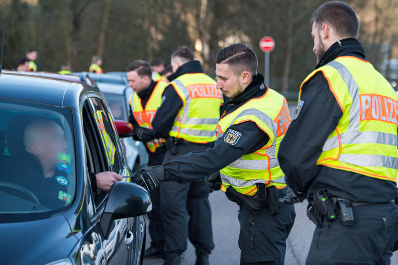 s:63:"Grenzkontrolle am Grenzübergang Goldene Bremm bei Saarbrücken";