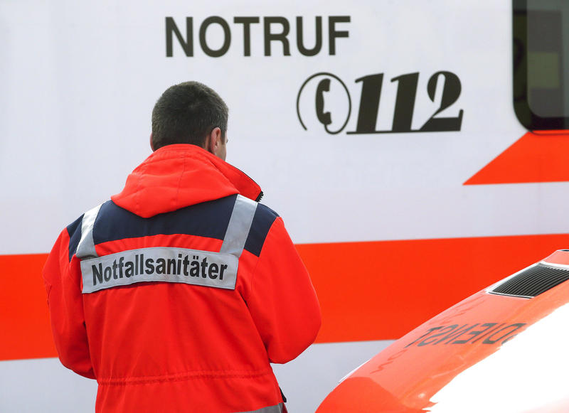 s:42:"Rettungssanitäter vor einem Rettungswagen";