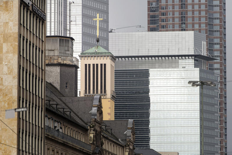 s:84:"Die evangelische Matthäuskirche vor Banken- und Bürogebäuden in Frankfurt am Main";