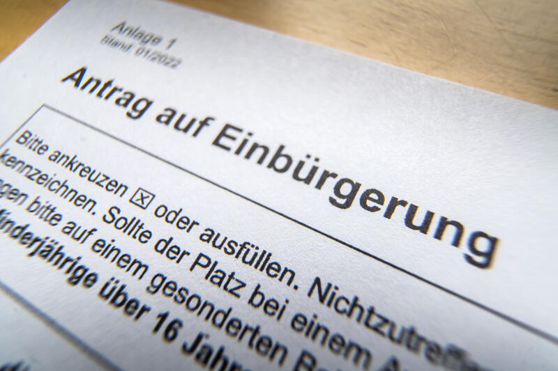 s:91:"Formular "Antrag auf Einbürgerung" der deutschen Staatsbürgerschaft (Bild vom 29.11.2022)";