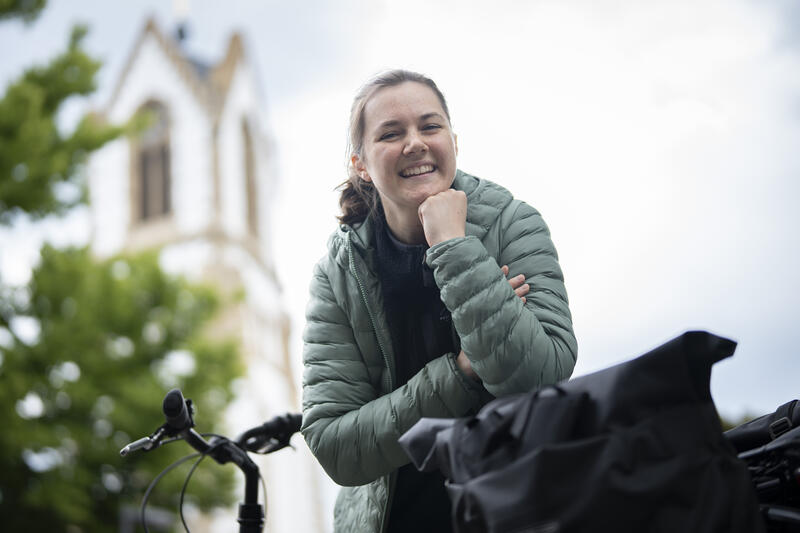 s:60:"Carola Mehltretter vor der Lutherkirche in Frankfurt am Main";