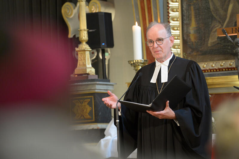 s:54:"Pfingsten: Bischof Meister betont Hoffnung auf Frieden";