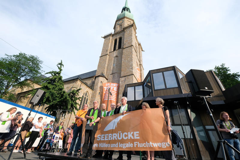 s:149:"Beim Kirchentag 2019 in Dortmund wurde mit einer Aktion rund um die Innenstadtkirche St. Reinoldi der ertrunkenen Flüchtlinge im Mittelmeer gedacht.";