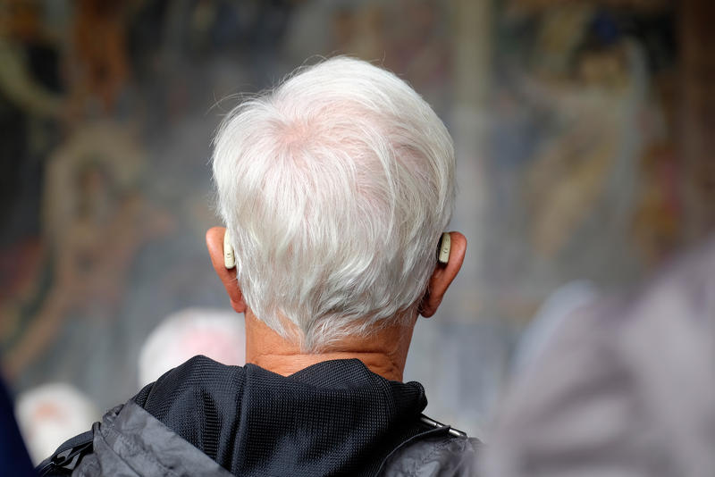 s:23:"Senior mit Hörgeräten";
