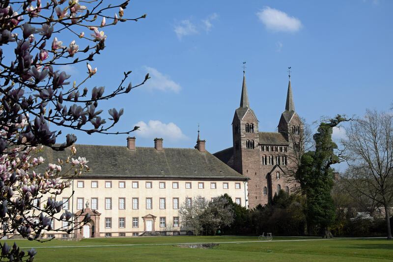 s:108:"Das Schloss Corvey mit karolingischem Westwerk (rechts) in Höxter, das seit 2014 zum Weltkulturerbe gehört";
