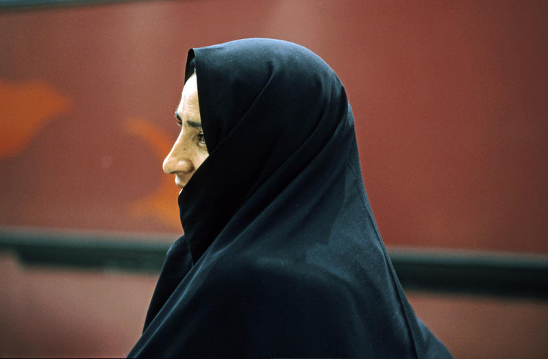 s:121:"Im Iran sind Frauen laut islamischen Vorschriften nach wie vor verpflichtet, eine lange Jacke und ein Kopftuch zu tragen.";