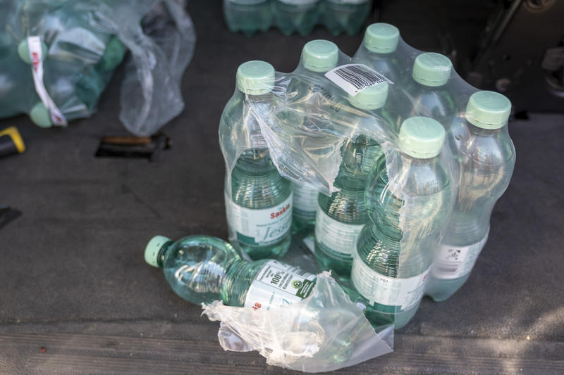 s:55:"Wasserflaschen der Hitzehilfe für Obdachlose in Berlin";