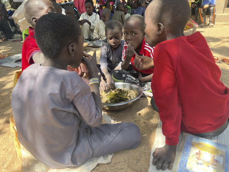 s:55:"Mittagessen in einer Schule in Rafa im Süden von Niger";