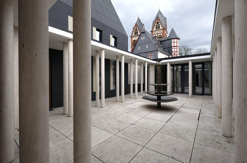 s:60:"Innenhof des Bischofshauses in Limburg (Foto vom 20.02.2015)";