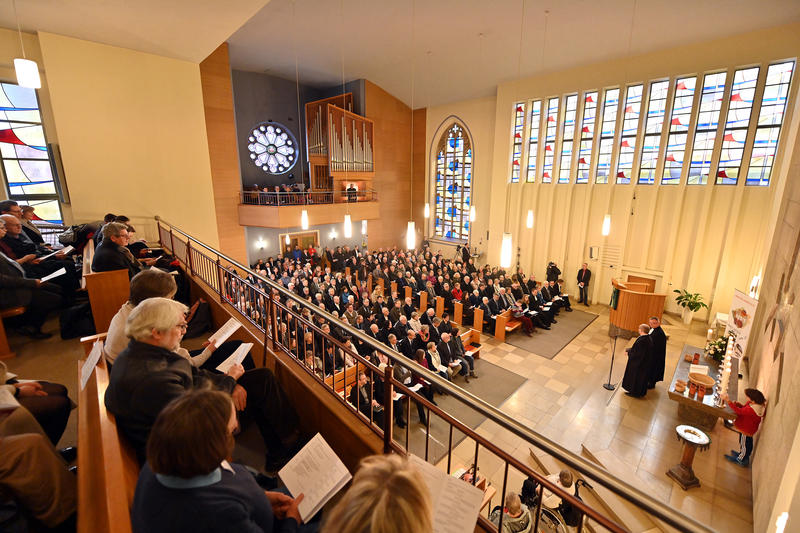 s:138:"Ein Jahr vor der Flut wurde in der Martin-Luther-Kirche in Bad Neuenahr der Eröffnungsgottesdienst der rheinischen Landessynode gefeiert.";