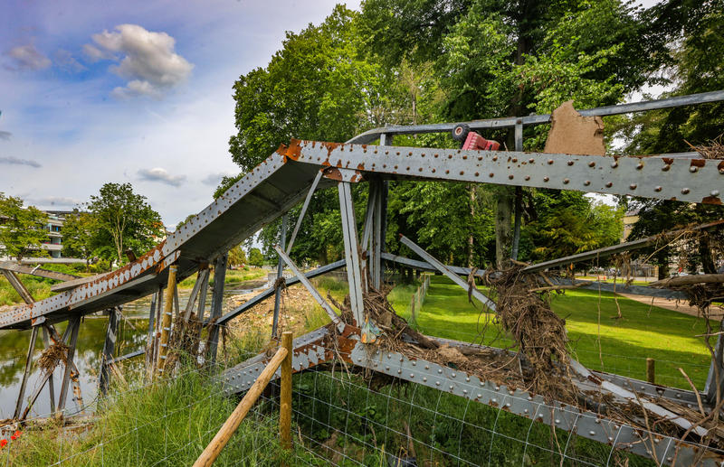 s:45:"Zerstörte Maria-Hilf-Brücke in Bad Neuenahr";