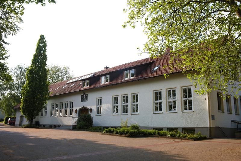 s:131:"Das Gemeindehaus an der Dorfkirche in Vlotho-Exter, die 1959 als erste evangelische Autobahnkirche in Deutschland eingeweiht wurde.";