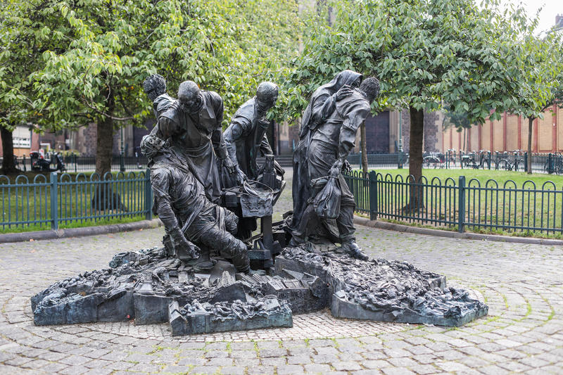 s:84:"Das Josef-Monument ist eines von 30 Gerresheim-Kunstwerken in der Stadt Düsseldorf.";