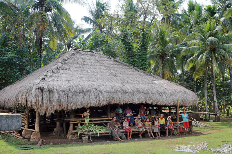 s:64:"Traditionell christliches Dorf auf der Insel Sumba in Indonesien";