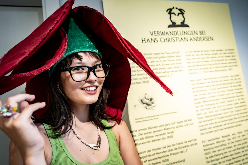 s:37:"Verkleidet als Blume: Jamila Doeffert";