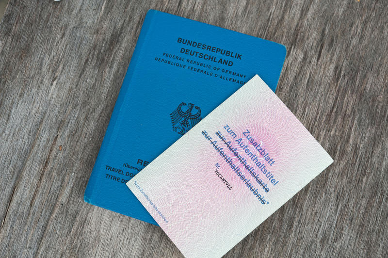 s:153:"Blauer Pass mit Aufenthaltstitel für Flüchtlinge, der als Passersatz an Flüchtlinge im Sinne der Genfer Flüchtlingskonvention (GFK) ausgestellt wird.";