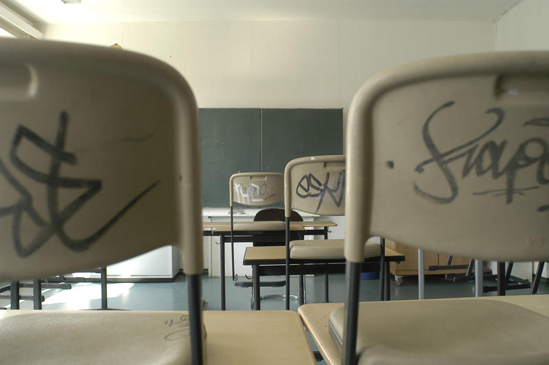 s:119:"Schmierereien in einem Klassenzimmer - für eine Sanierung von Schulgebäuden fehlen vielen Kommunen in NRW die Mittel.";